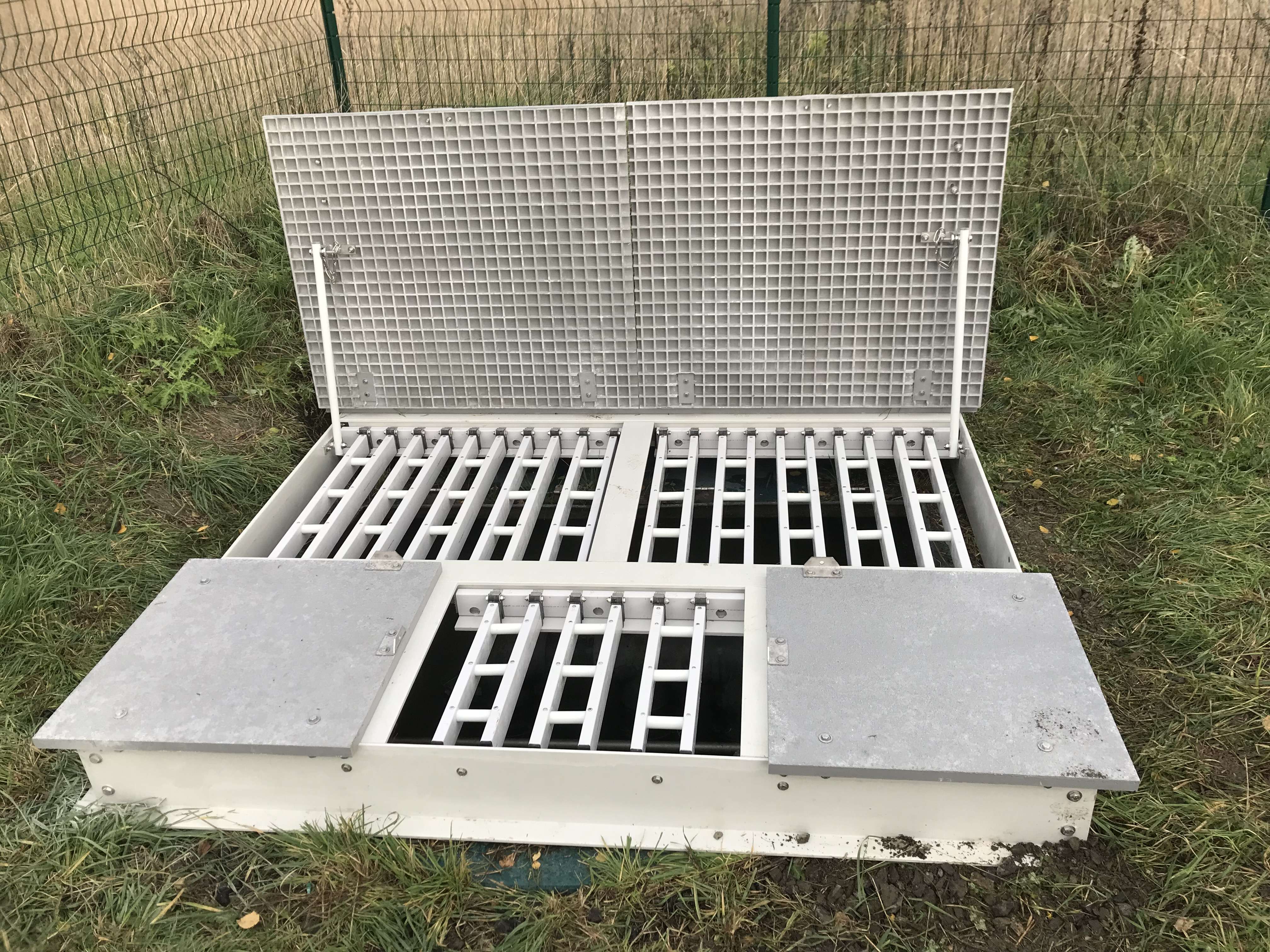 photo trappes antichutes / tampons de voirie